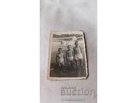 Φωτογραφία Τρία αγόρια με ρετρό μαγιό στην παραλία 1951