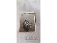 Φωτογραφία Γυναικών και παιδιών με βάρκα για βόλτα στη θάλασσα