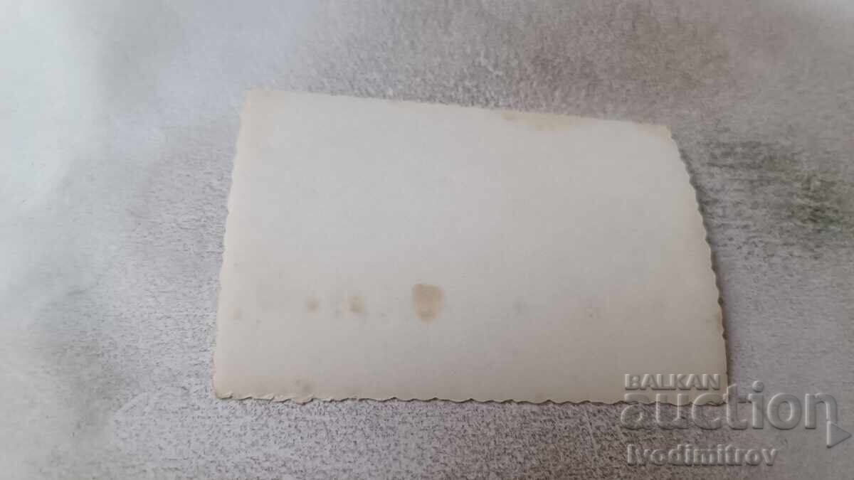 Φωτογραφία Άνδρας γυναίκες και παιδιά στην παραλία με τιμή 1.15 BGN | € 0.59