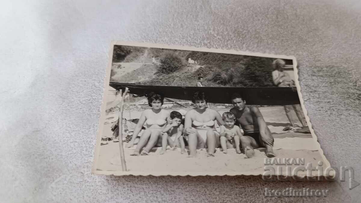 Φωτογραφία Άνδρας γυναίκες και παιδιά στην παραλία