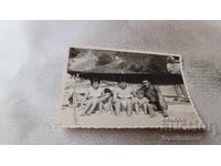 Φωτογραφία Άνδρας γυναίκες και παιδιά στην παραλία