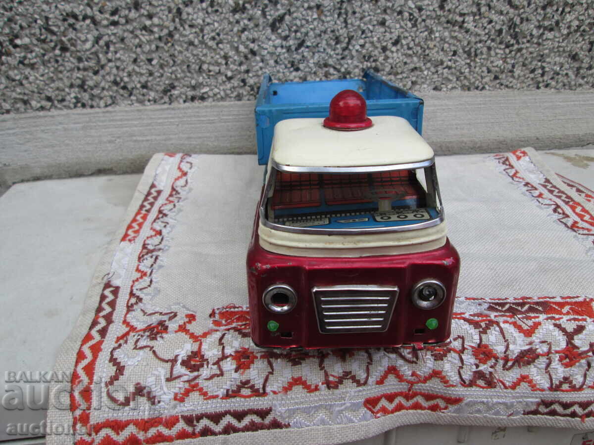 VECHI CAMION CHINEZESC DE JUCĂRIE DIN ANII '70 cu preț 40.00 BGN | € 20.45 VECHI CAMION CHINEZESC DE JUCĂRIE DIN ANII '70 cu preț 40.00 BGN | € 20.45