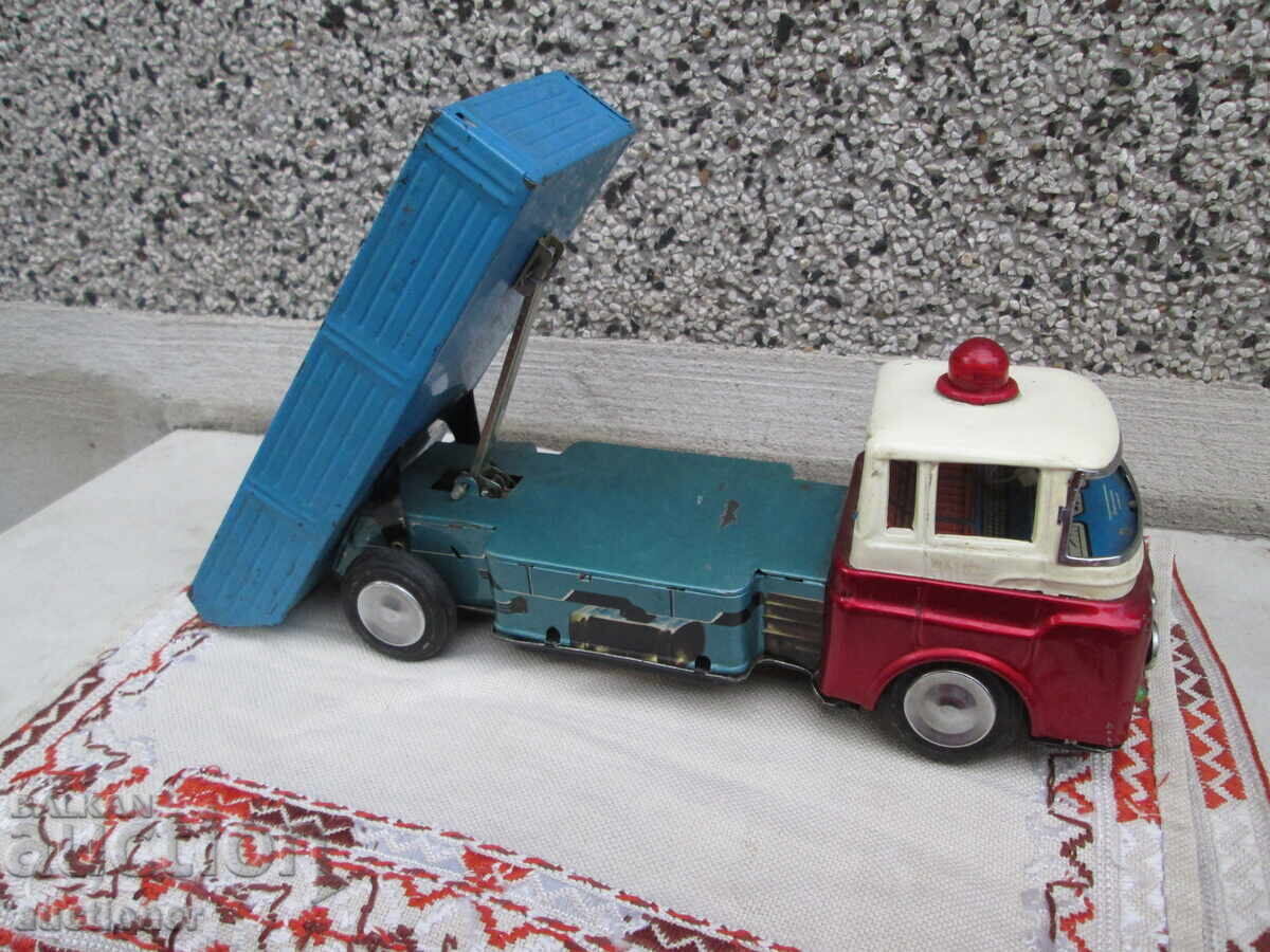 Livrarea VECHI CAMION CHINEZESC DE JUCĂRIE DIN ANII '70 Livrarea VECHI CAMION CHINEZESC DE JUCĂRIE DIN ANII '70