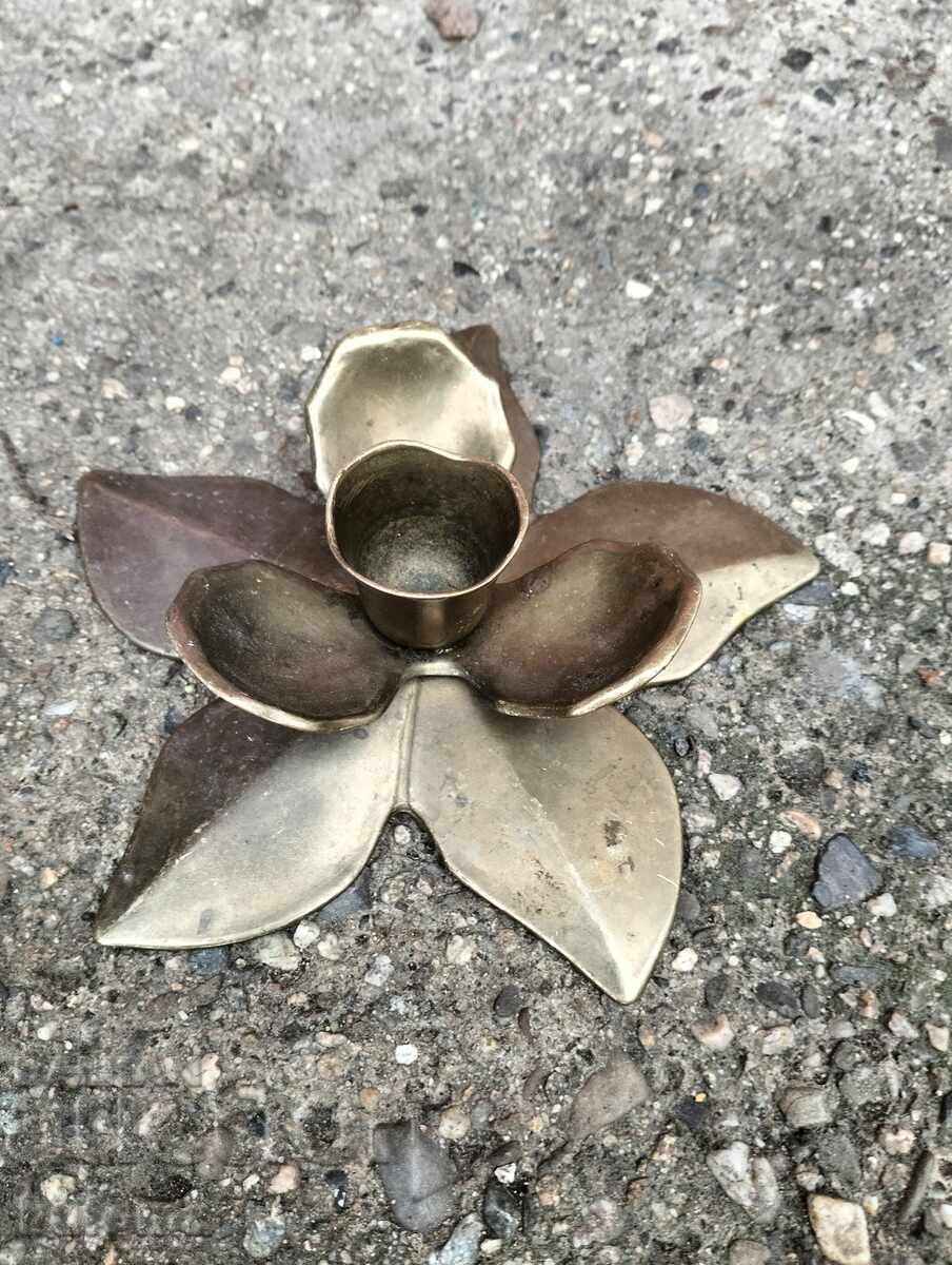 Χάλκινο κηροπήγιο Χάλκινο κηροπήγιο