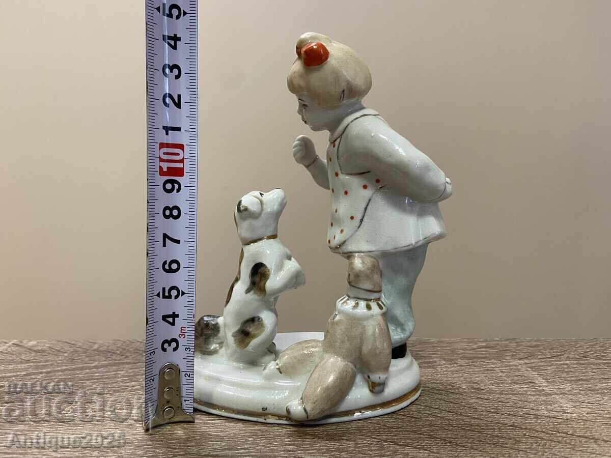 Statuetă „Copilărie. Fetiță cu cățeluș. Hai să vedem, ia-o!“ cu preț € 30.00 | 58.67 BGN Statuetă „Copilărie. Fetiță cu cățeluș. Hai să vedem, ia-o!“ cu preț € 30.00 | 58.67 BGN