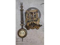 Clock mechanism and pendulum