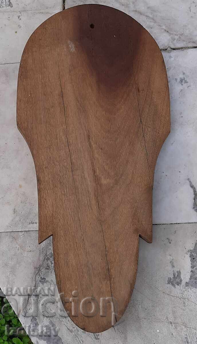 Mască mare masivă sculptată în lemn bulgărească cu preț € 160.00 | 312.93 BGN
