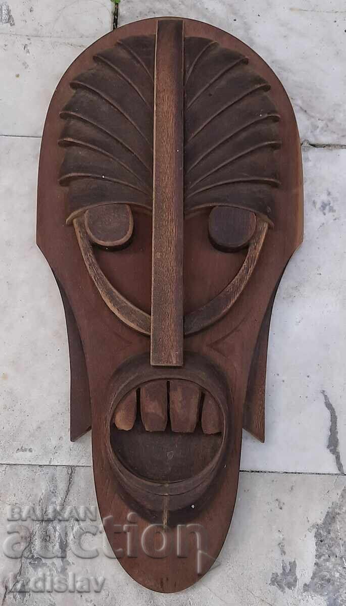 Mască mare masivă sculptată în lemn bulgărească Mască mare masivă sculptată în lemn bulgărească