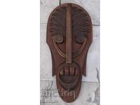 Mască mare masivă sculptată în lemn bulgărească