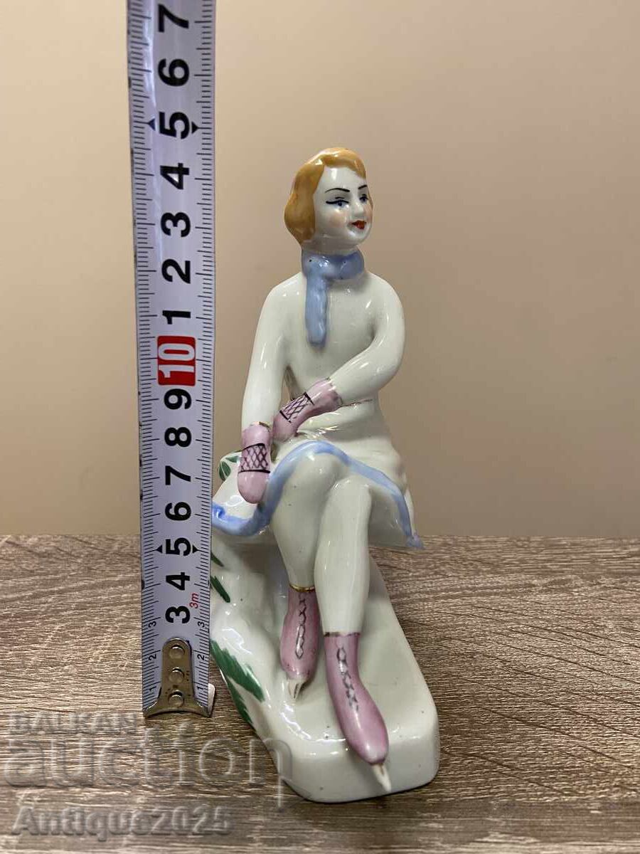 Порцеланова статуетка „Кънкьорка“ с цена 60.00 лв. | € 30.68