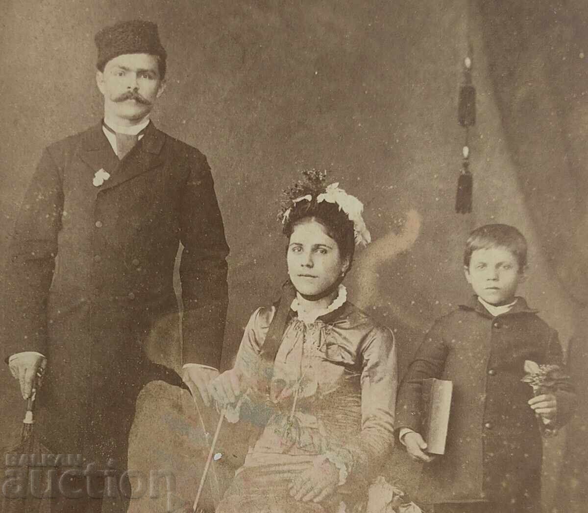 1886 ПЛОВДИВ ТАТАР ПАЗАРДЖИК СТАРА СЕМЕЙНА СНИМКА КАРТОН с цена 45.00 лв. | € 23.01 1886 ПЛОВДИВ ТАТАР ПАЗАРДЖИК СТАРА СЕМЕЙНА СНИМКА КАРТОН с цена 45.00 лв. | € 23.01