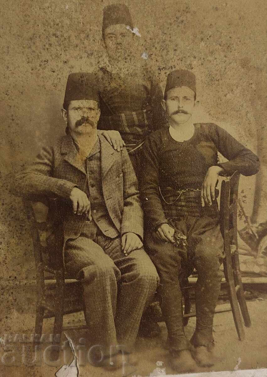 1870-ТЕ БЪЛГАРИ МЪЖЕ МЪЖ ФЕС МНОГО СТАРА СНИМКА КАРТОН с цена 59.00 лв. | € 30.17