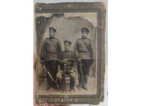 ВОЙНИЦИ САБЯ УНИФОРМА СТАРА ВОЕННА СНИМКА КАРТОН