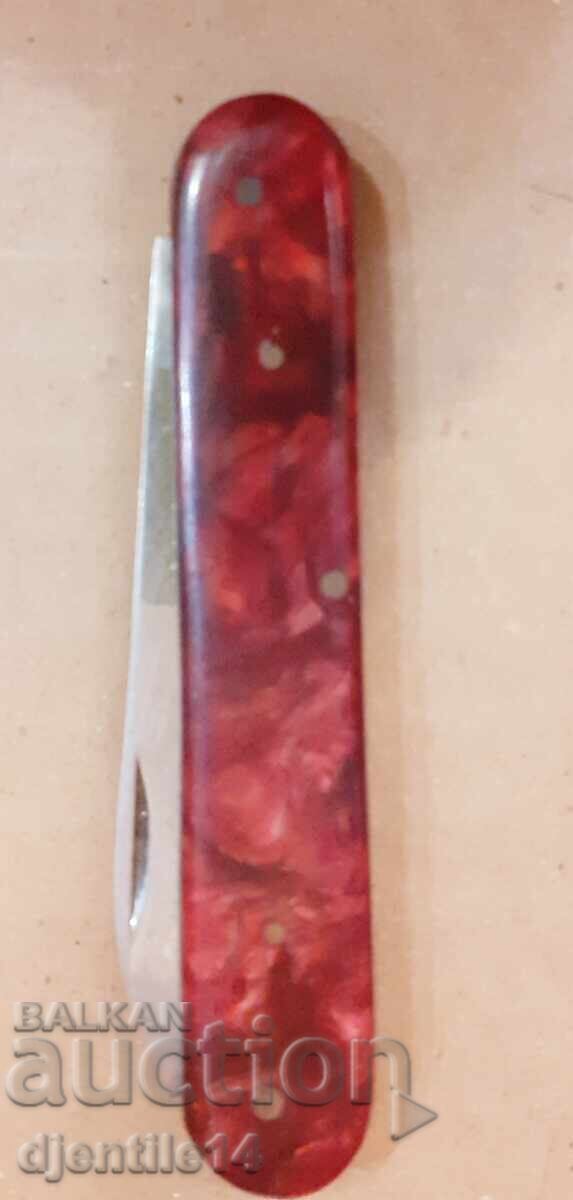 Un cuțit de buzunar