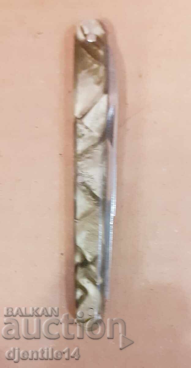 Ένα μαχαίρι τσέπης Ένα μαχαίρι τσέπης