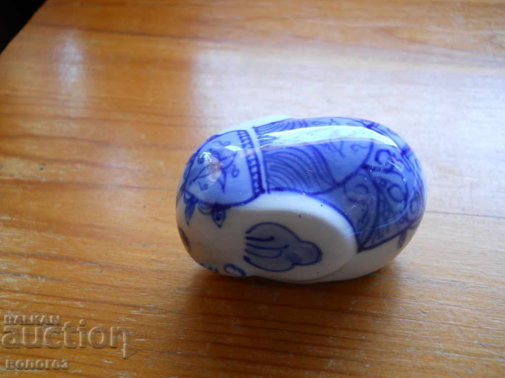 Porcelain pepper shaker with price 8.00 BGN | € 4.09 Porcelain pepper shaker with price 8.00 BGN | € 4.09