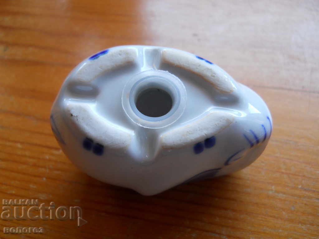 Auction Porcelain pepper shaker Auction Porcelain pepper shaker