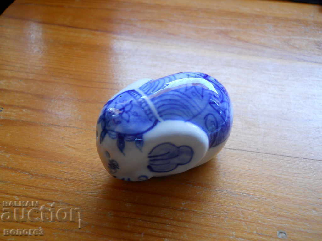 Porcelain salt shaker with price 8.00 BGN | € 4.09