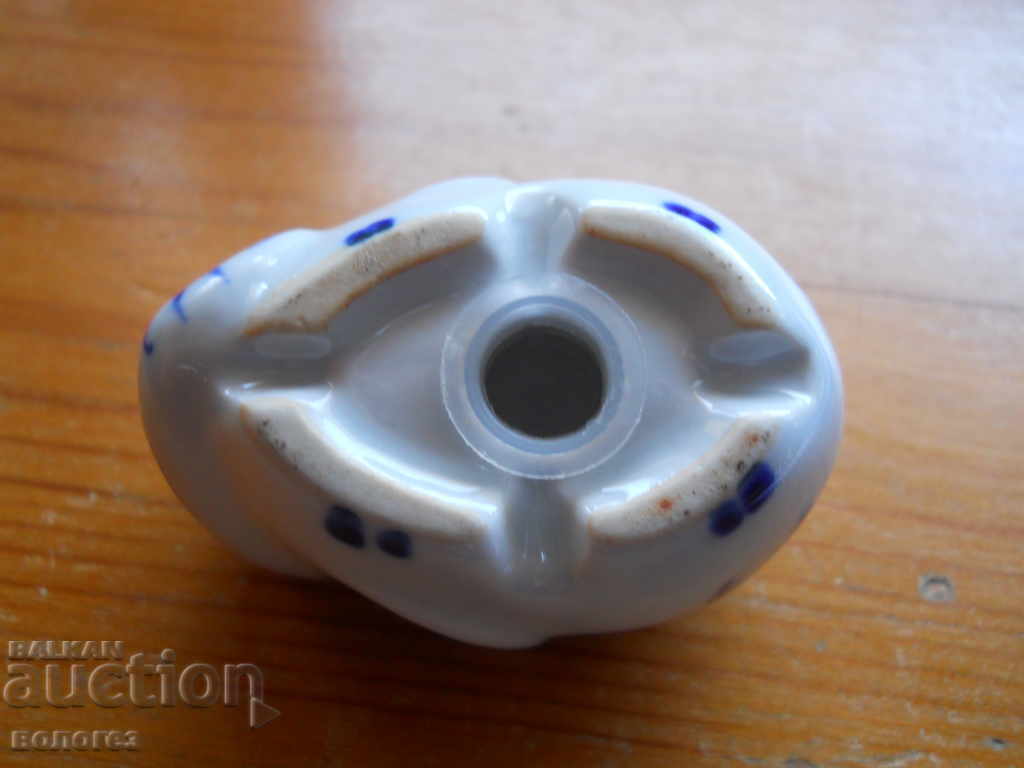 Auction  Porcelain salt shaker