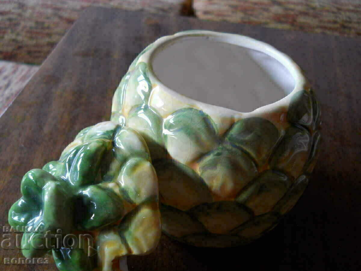 Licitație Zaharniță din porțelan în formă de ananas Licitație Zaharniță din porțelan în formă de ananas