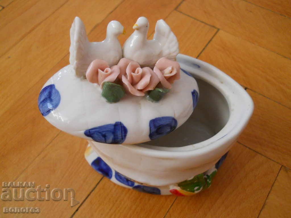 Porcelain sugar bowl with price 15.00 BGN | € 7.67