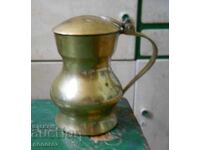 Μικρή μπρούτζινη κανάτα με καπάκι