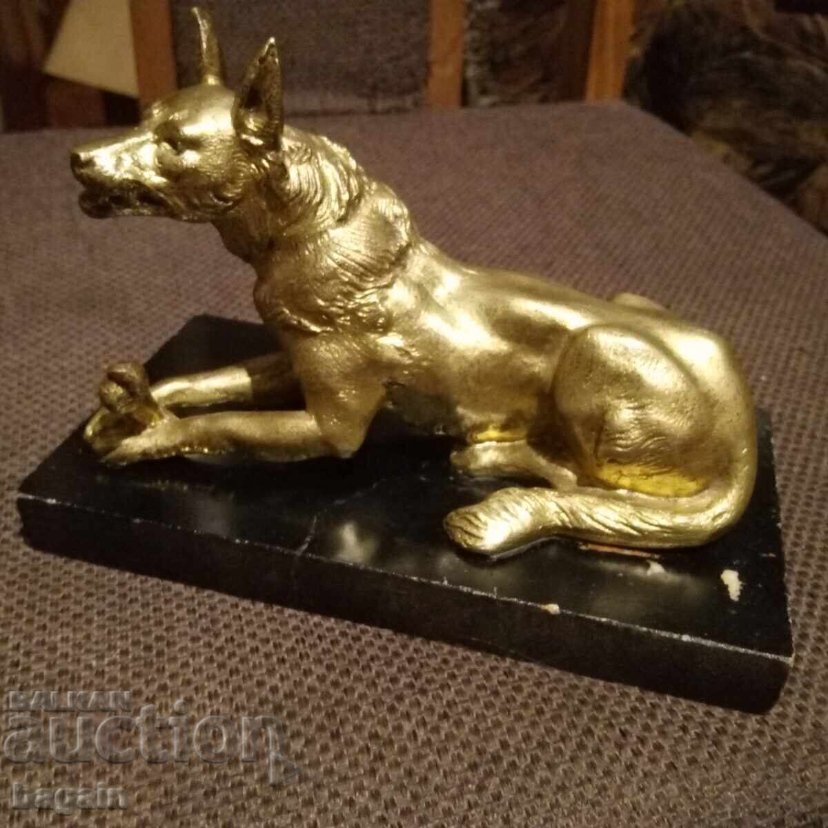 Позлатена бронзова статуя. Позлатена бронзова статуя.