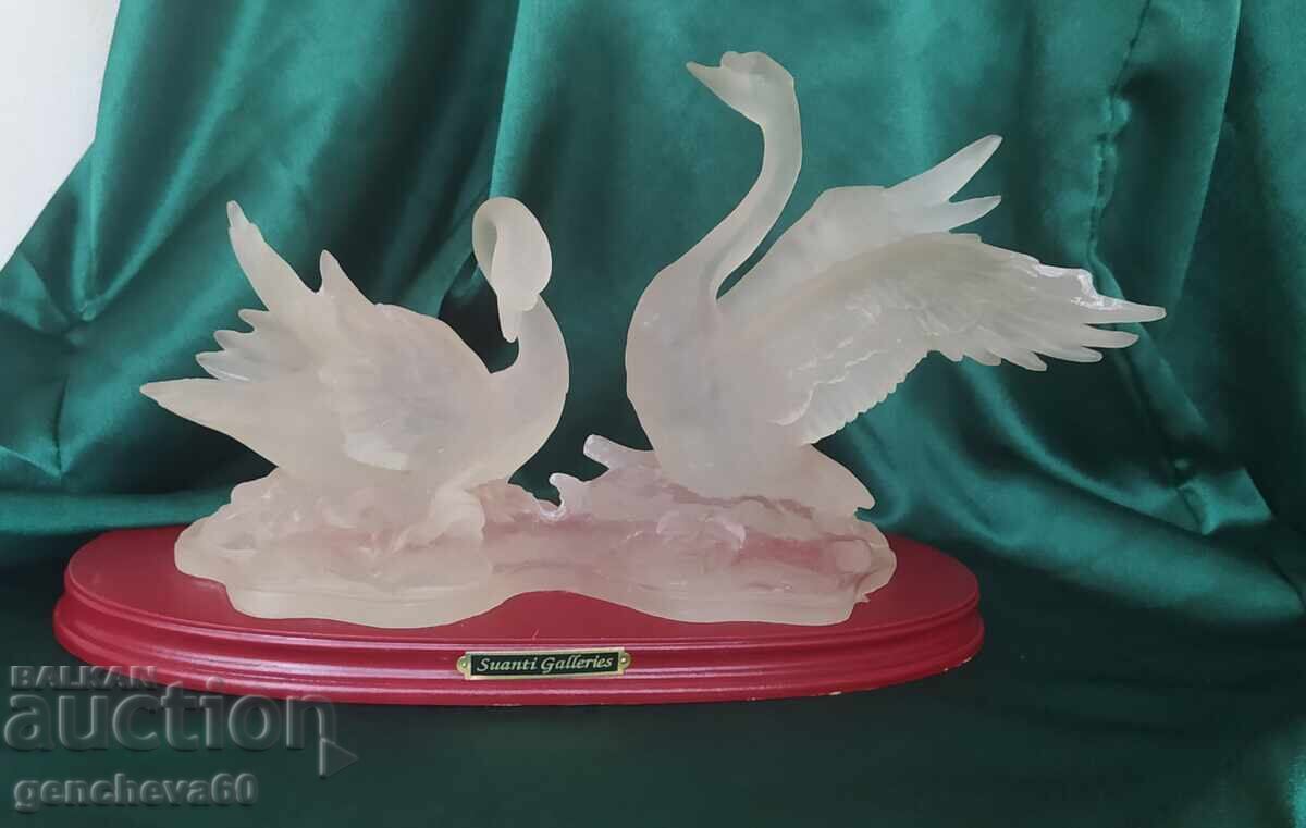 Statuetă Lebede ,,Suanti Galleries" pe/cu suport de lemn cu preț € 12.00 | 23.47 BGN