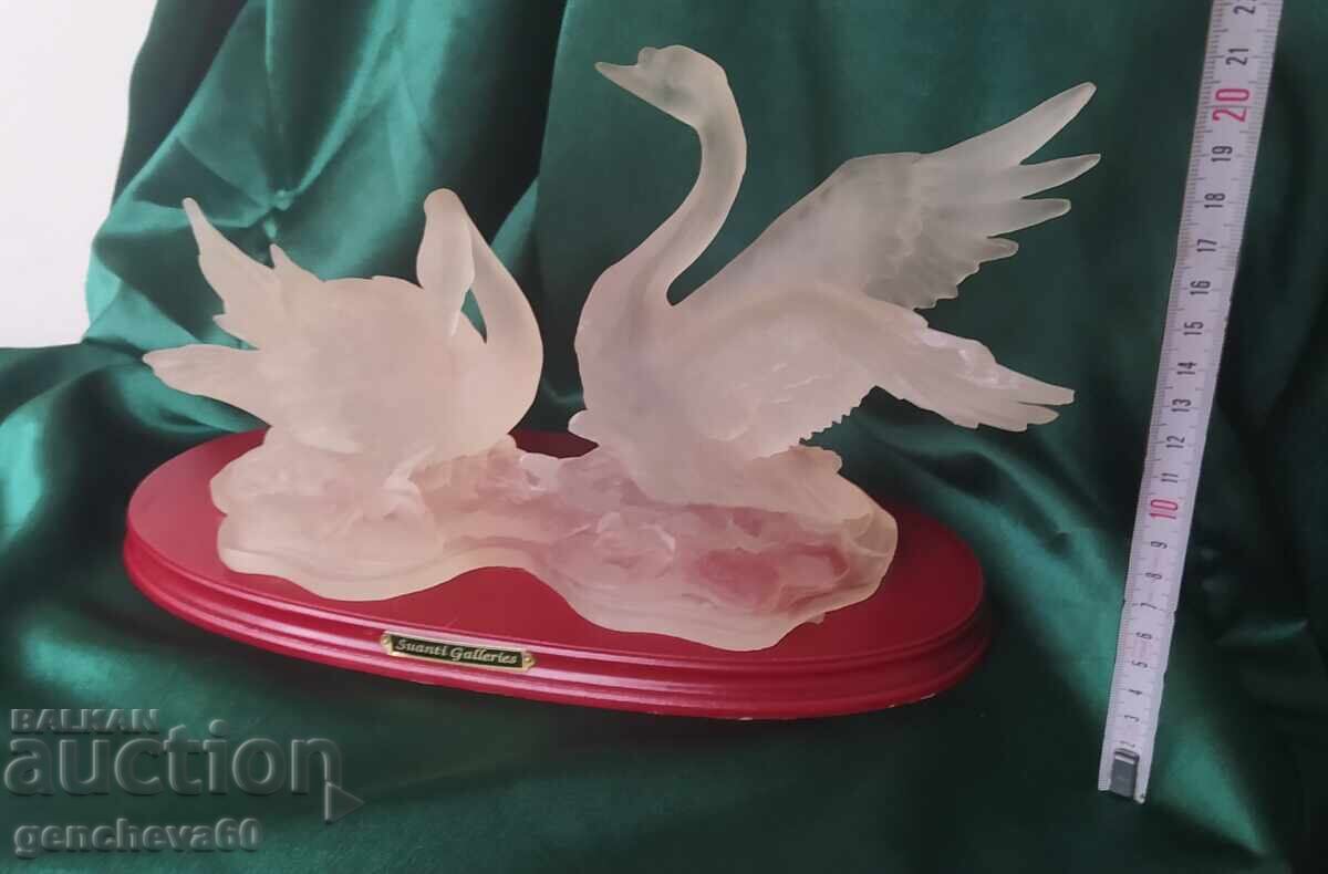 Auction Swan Figurine "Suanti Galleries" on/with wooden base Auction Swan Figurine "Suanti Galleries" on/with wooden base