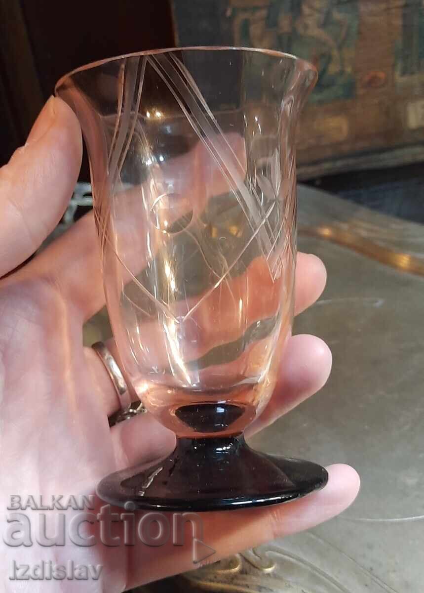 Гравирана стъклена чаша за ликьор,два цвята стъкло с цена 20.00 лв. | € 10.23