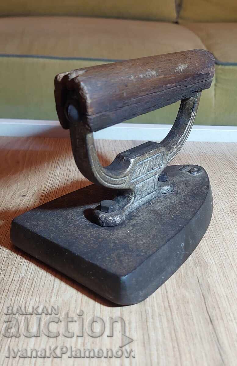 Auction  Vintage iron for collectors