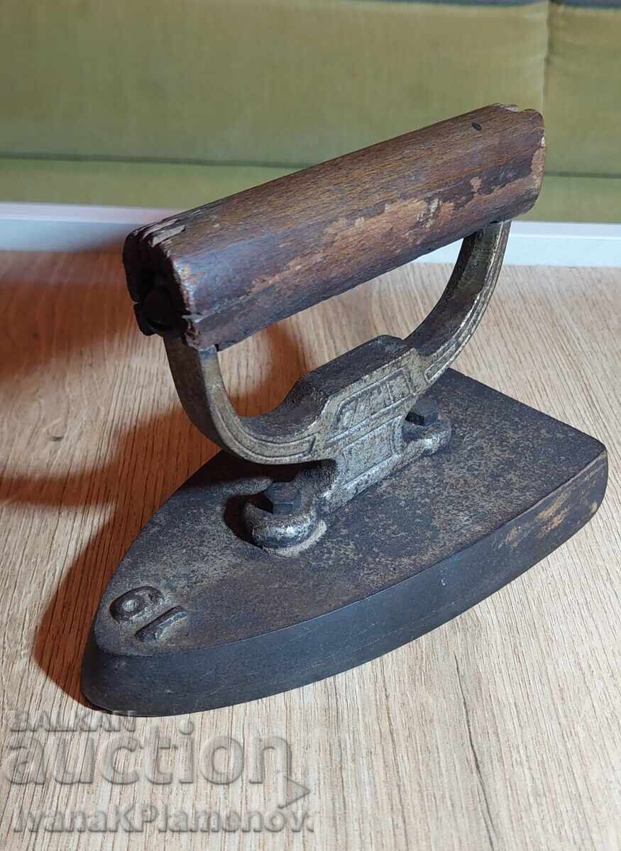 Fier de călcat vintage pentru colecționari