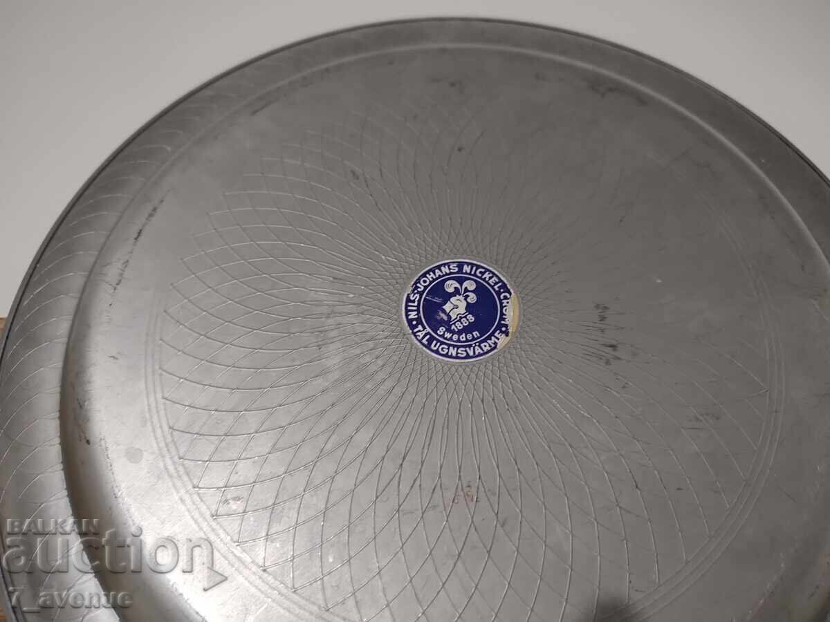 Παράδοση Δίσκος με όμορφες διακοσμητικές γραμμές και φιγούρες 11.11.2025