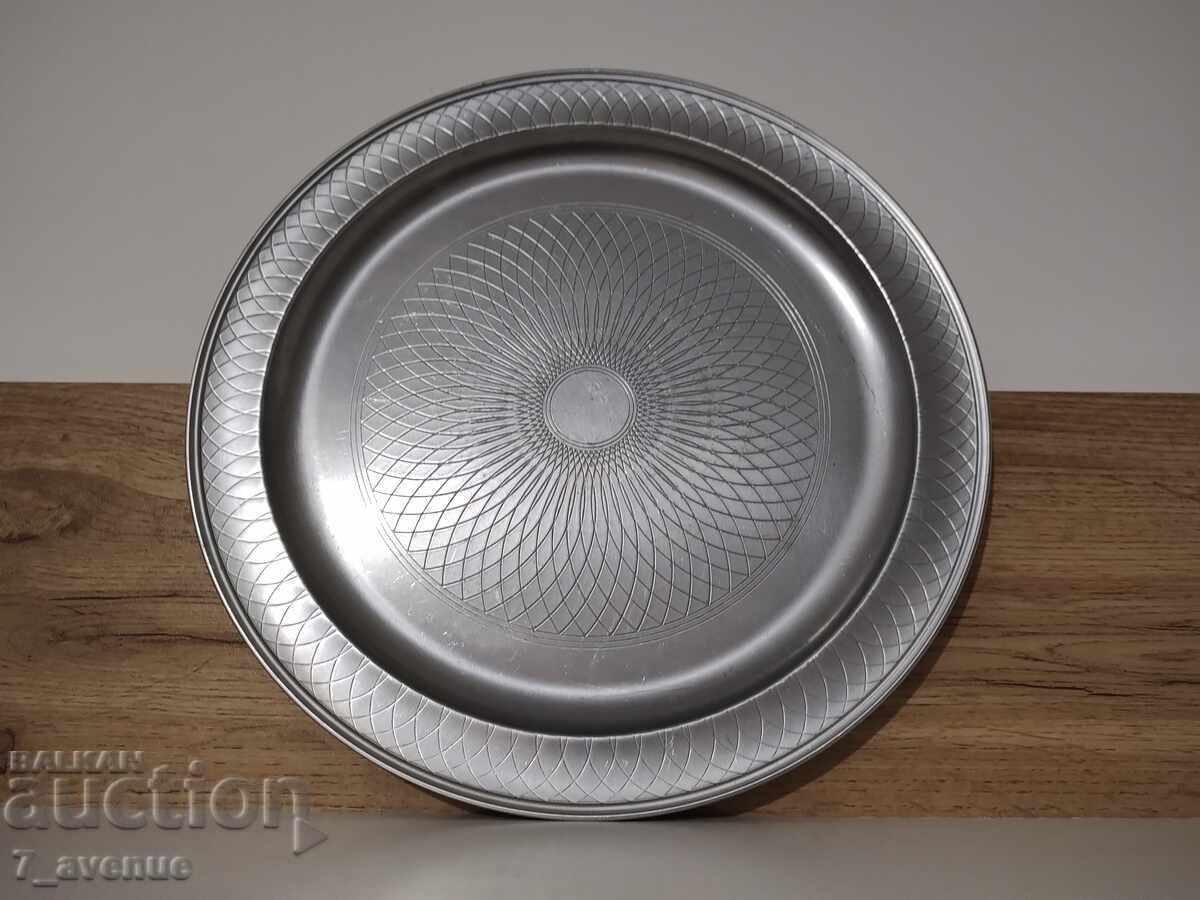 Δίσκος με όμορφες διακοσμητικές γραμμές και φιγούρες 11.11.2025