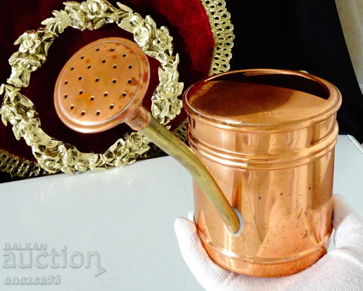 Доставка на Медна лейка с душ 1 литър,перфектна.