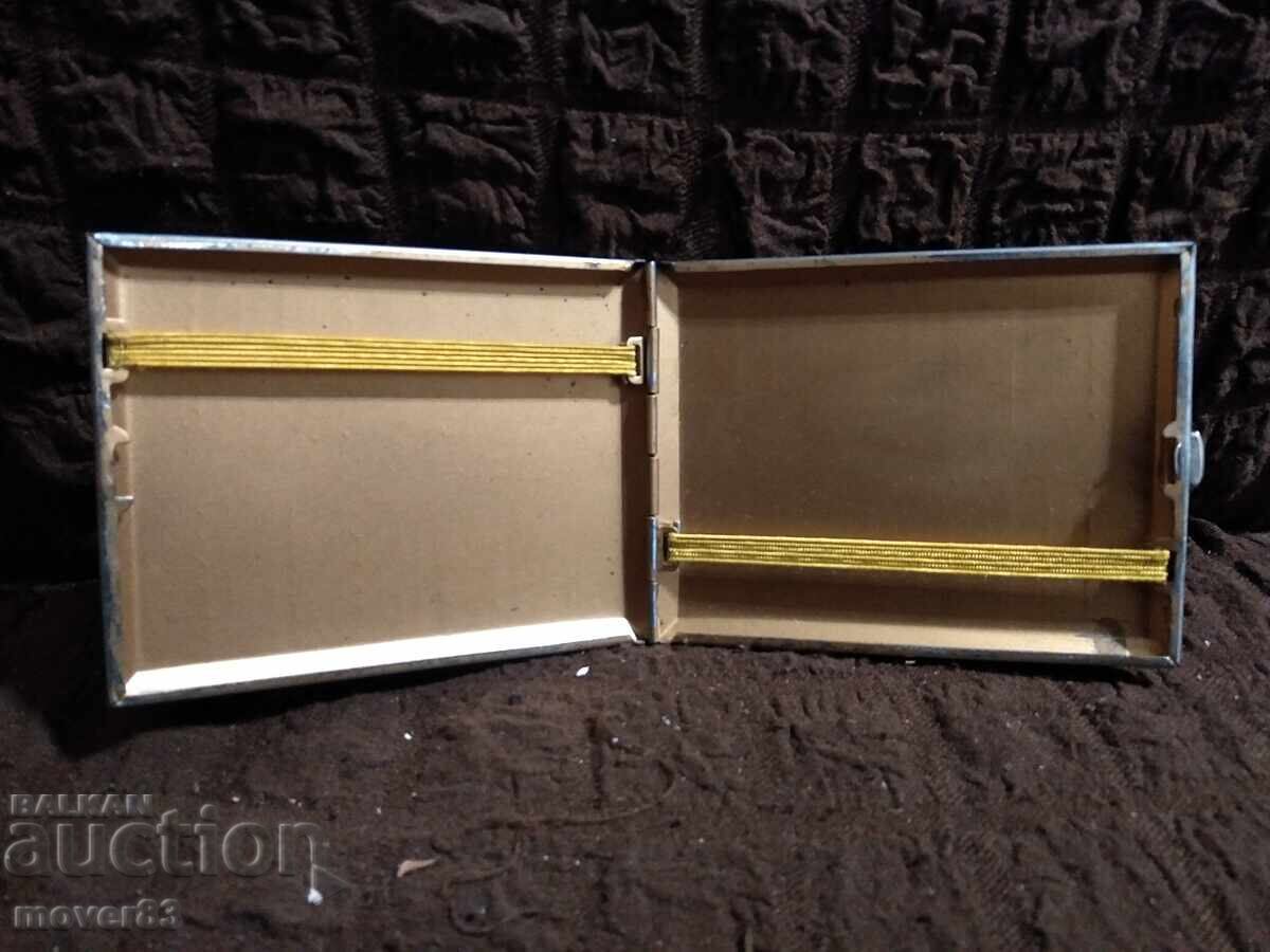 Μεταλλική ταμπακιέρα με τιμή 3.00 BGN | € 1.53 Μεταλλική ταμπακιέρα με τιμή 3.00 BGN | € 1.53