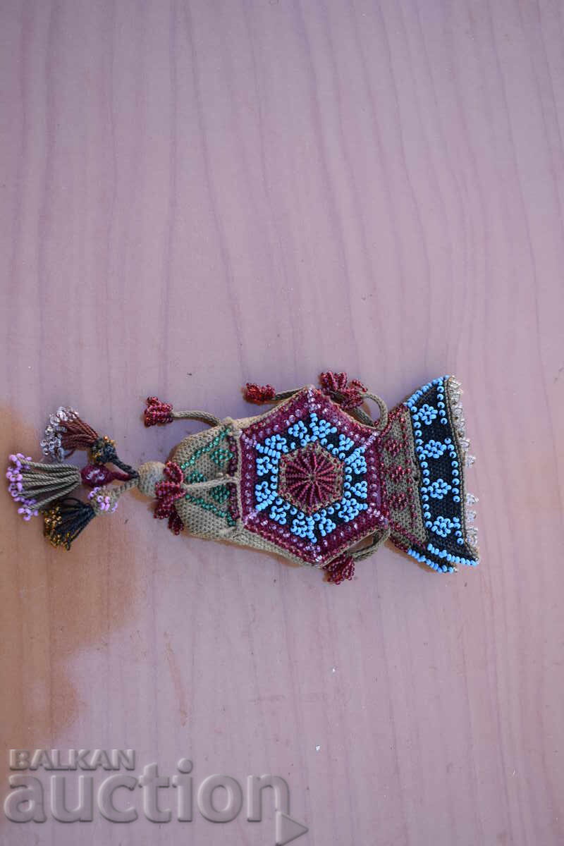 Аукцион Мънистена пунгия, кисия