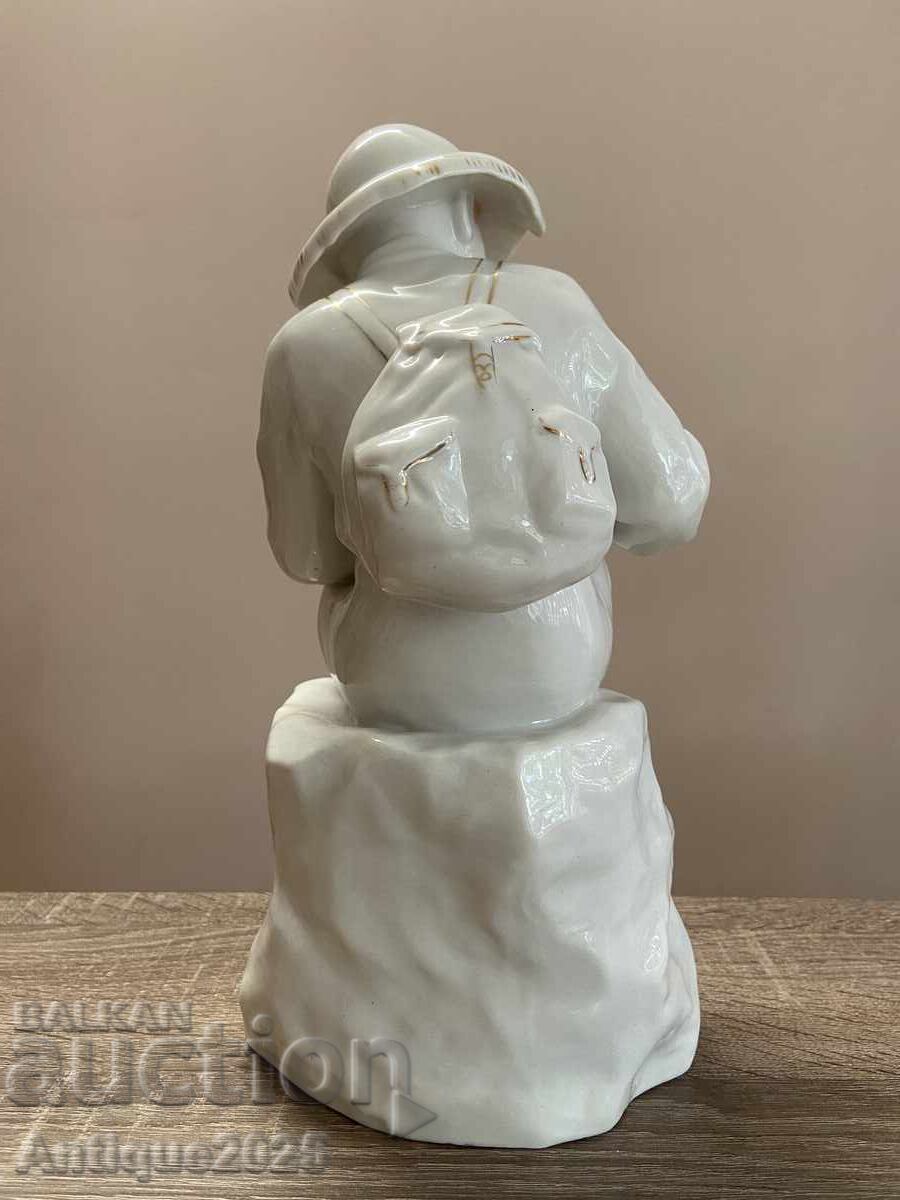 Παράδοση Πορσελάνινο ειδώλιο "Νέος γεωλόγος"