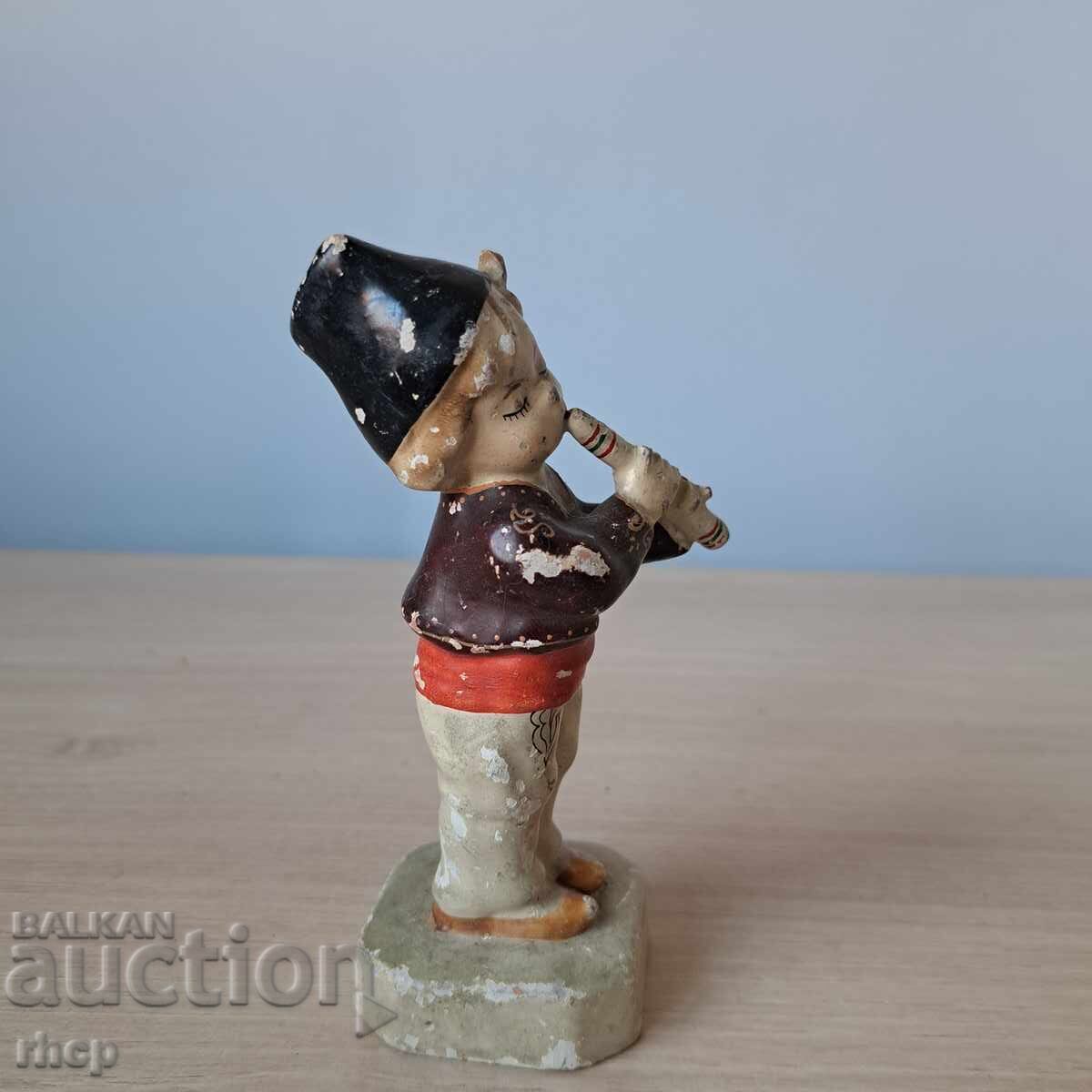Figurină ceramică veche bulgărească, statuetă băiat cu fluier cu preț € 9.00 | 17.60 BGN Figurină ceramică veche bulgărească, statuetă băiat cu fluier cu preț € 9.00 | 17.60 BGN