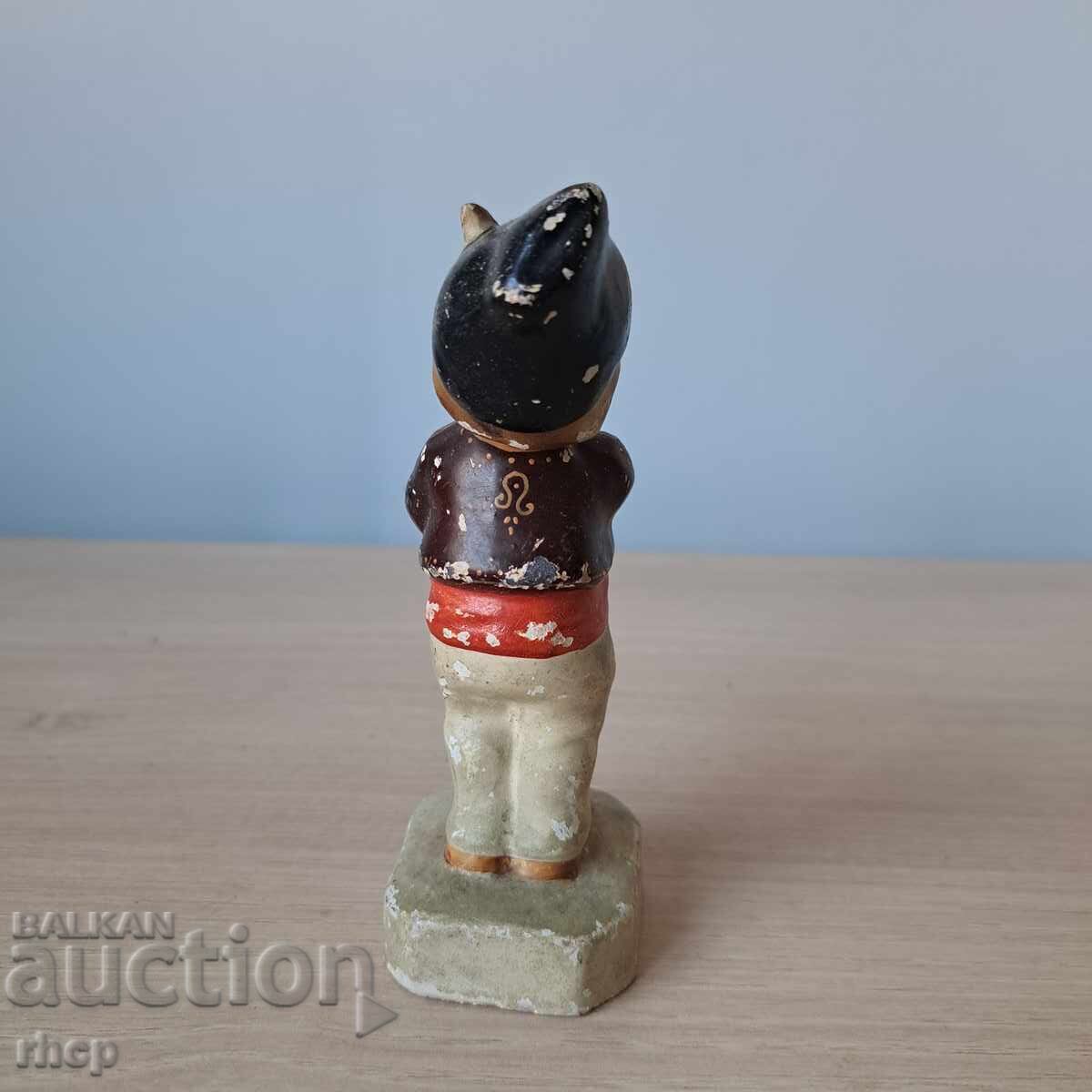 Licitație Figurină ceramică veche bulgărească, statuetă băiat cu fluier Licitație Figurină ceramică veche bulgărească, statuetă băiat cu fluier