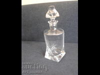 Carafa de sticlă din sticlă masivă. Capacitate: aproximativ 0,7 l