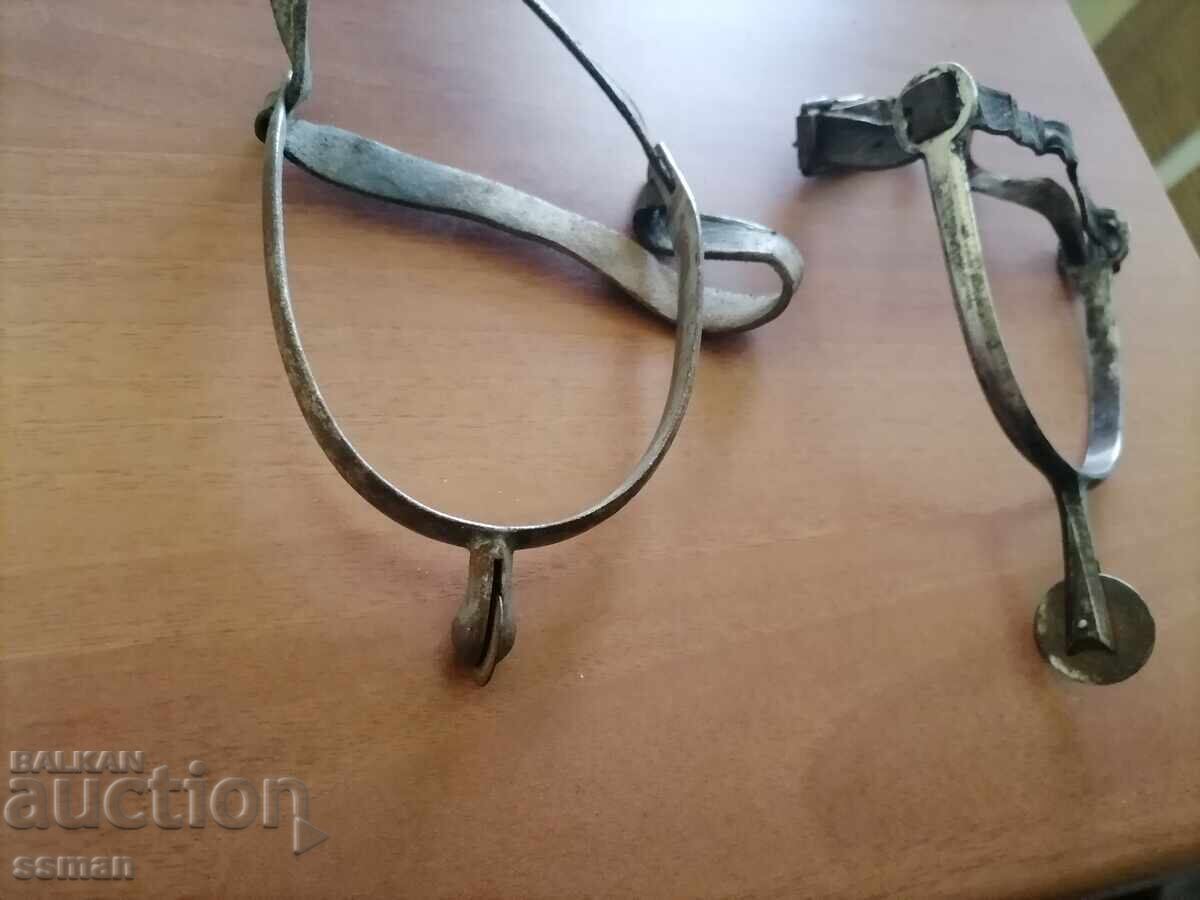 Δύο παλιά σπιρούνια και σπιρούνια με τιμή 10.00 BGN | € 5.11