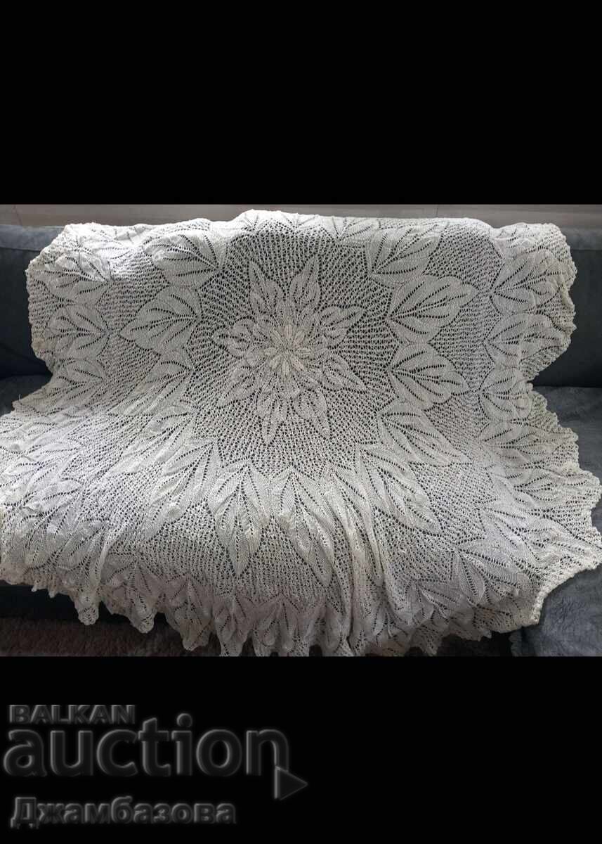 Nova rychno pletena krygla pokrivka za masa