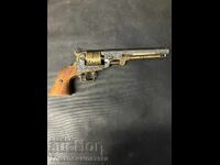 Pistol frumos, fabricat în Spania