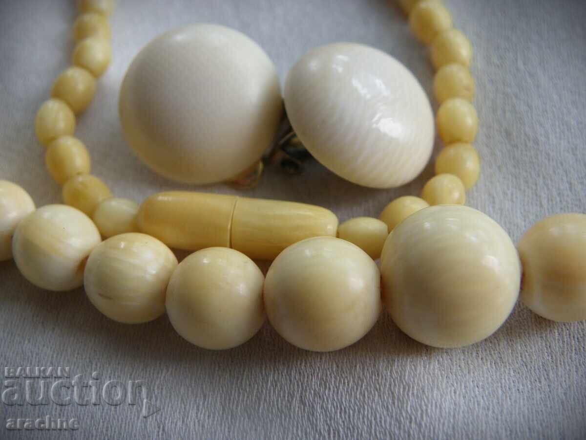 Παράδοση Κολιέ και σκουλαρίκια από ελεφαντόδοντο Παράδοση Κολιέ και σκουλαρίκια από ελεφαντόδοντο