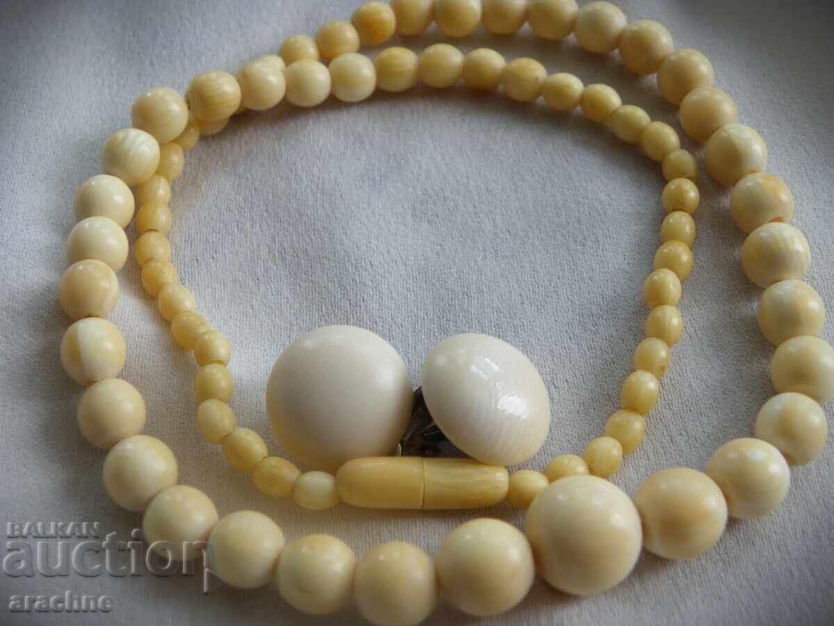 Κολιέ και σκουλαρίκια από ελεφαντόδοντο Κολιέ και σκουλαρίκια από ελεφαντόδοντο