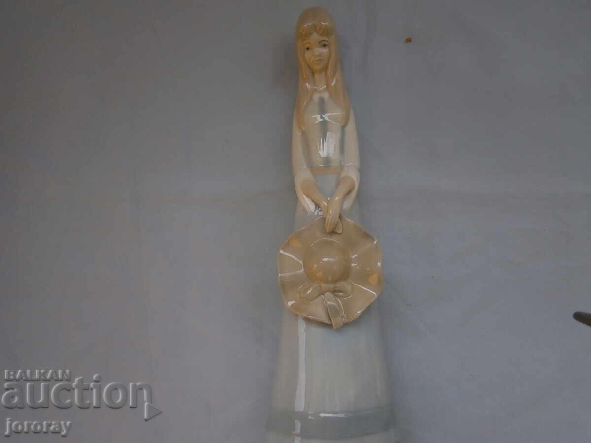Porcelain figure, brand Spain, 33cm Porcelain figure, brand Spain, 33cm