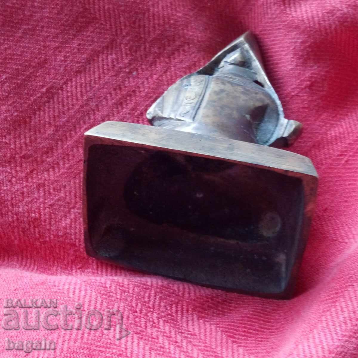 Доставка на Бронзова статуетка от 19-ти век.