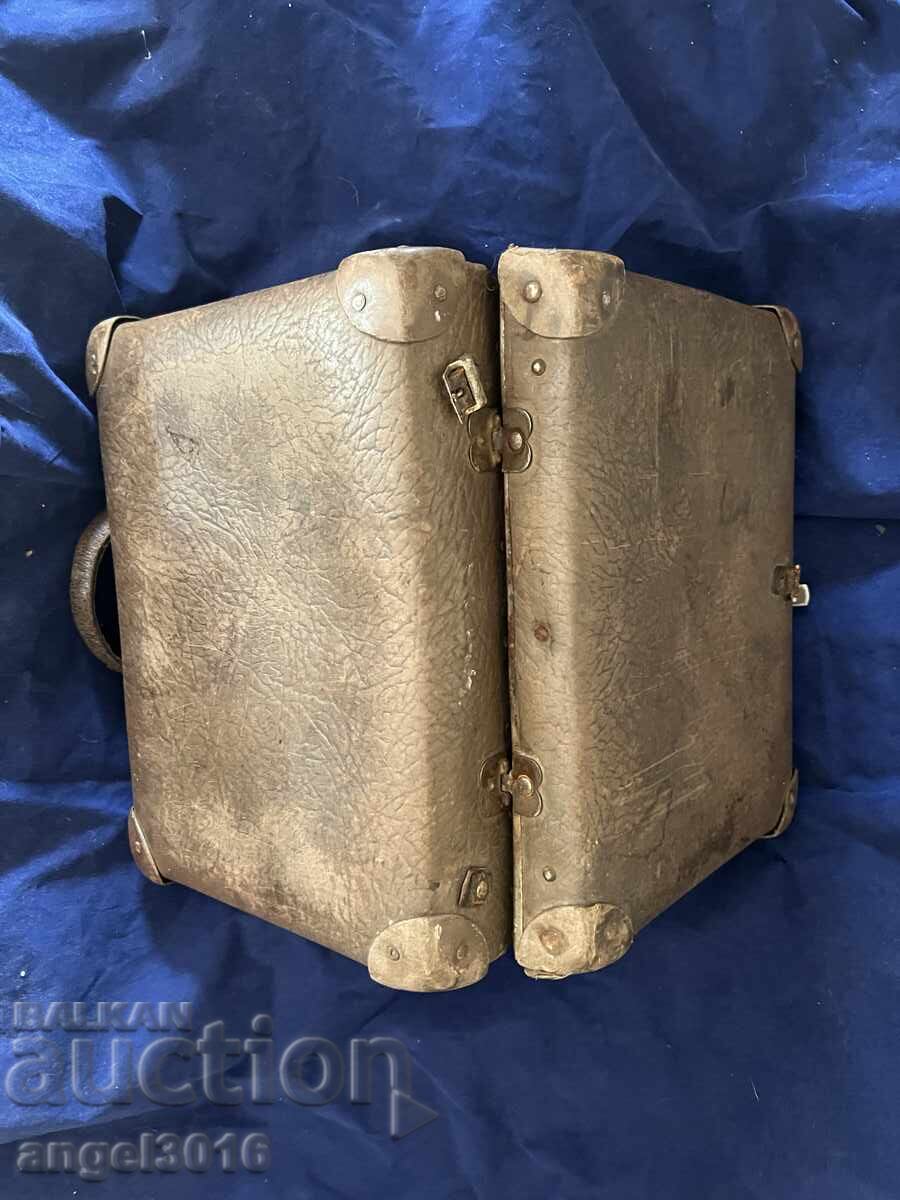 Δημοπρασία Εξαιρετικά σπάνιο, ΜΙΝΙ, αντίκα, βαλιτσάκι με 1 κλειδί!