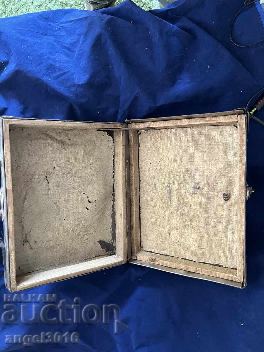 Παράδοση Εξαιρετικά σπάνιο, ΜΙΝΙ, αντίκα, βαλιτσάκι με 1 κλειδί!